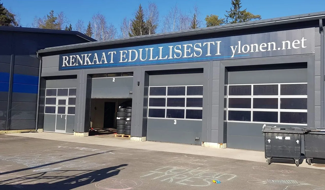 Renkaat edullisesti -kyltti hallin seinässä
